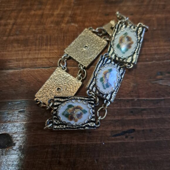 Magnificent vintage bracelet with small cross-stitch embroidery - Picture 3 of 3